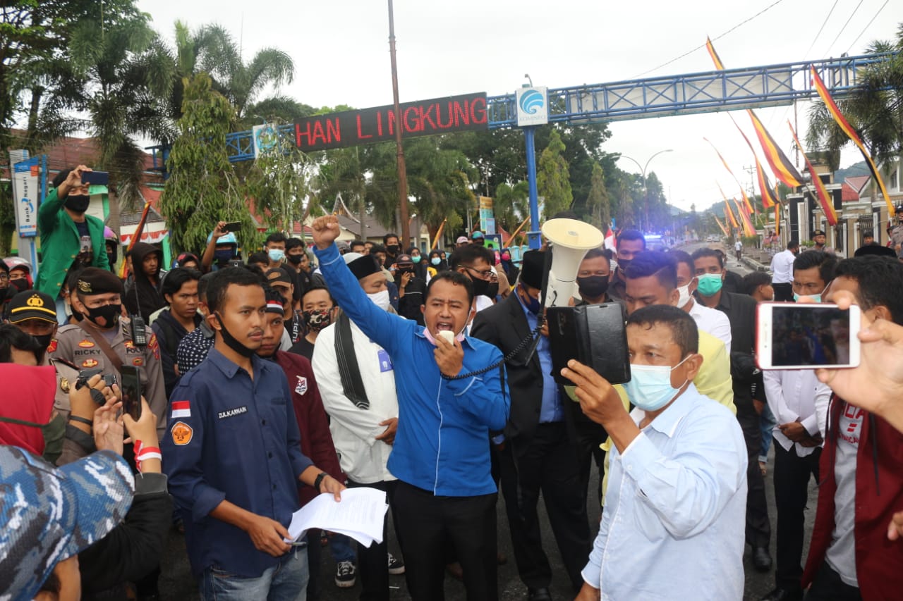 Rudi Apriasi saat berorasi bersama mahasiswa